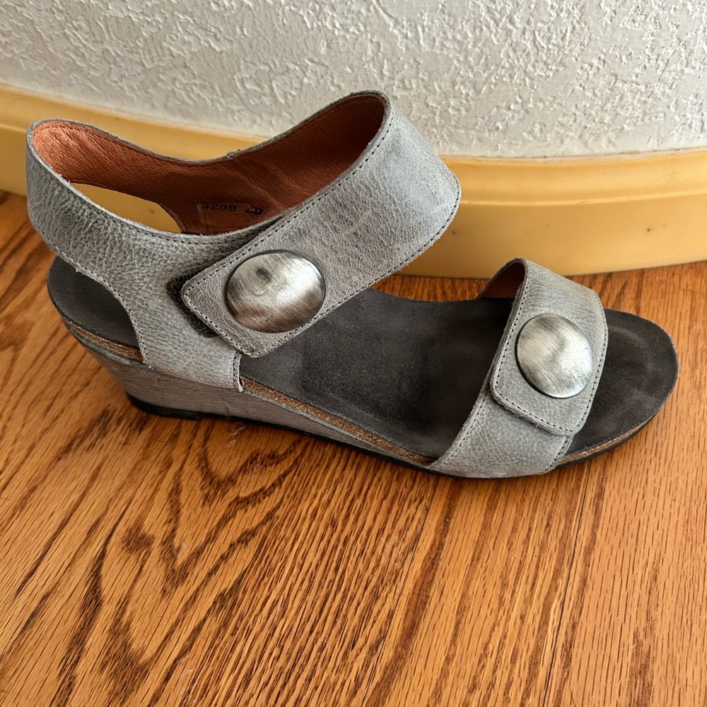 Taos Gray Women’s Sandals Sz 40